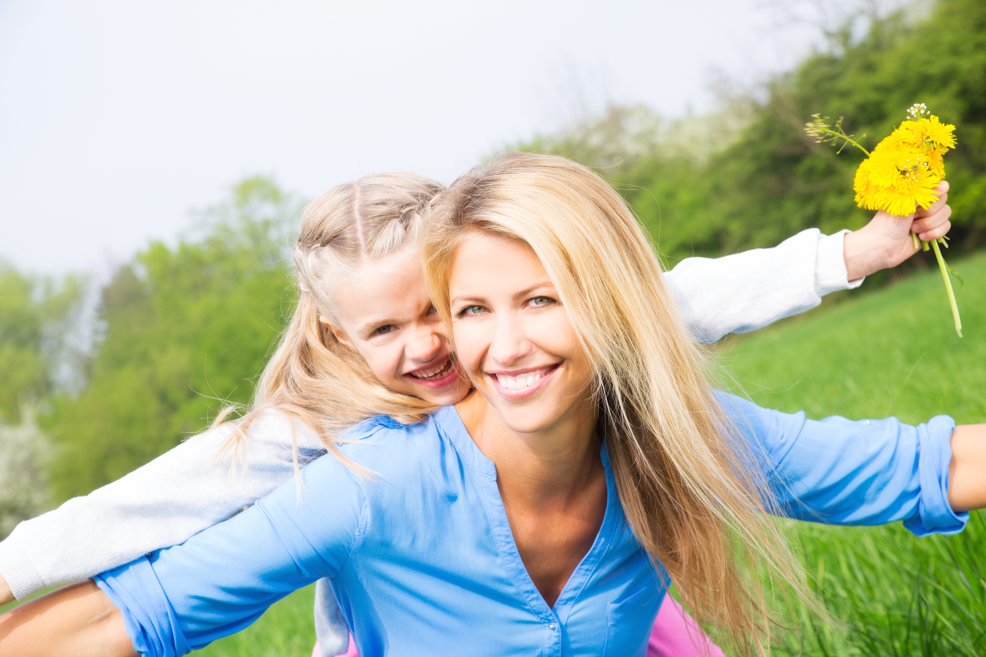 mutter und tochter in der natur mutter und tochter in der natur